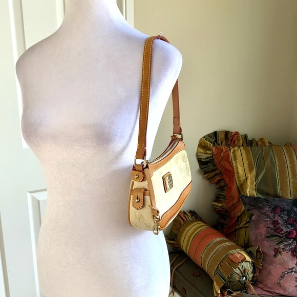 Sold Dooney & Bourke Shoulder Bag in Cream Tan Canvas Leather Signature Logo Y2K - Picture 2 of 7